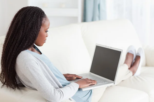 Donna sul divano navigare in internet — Foto Stock