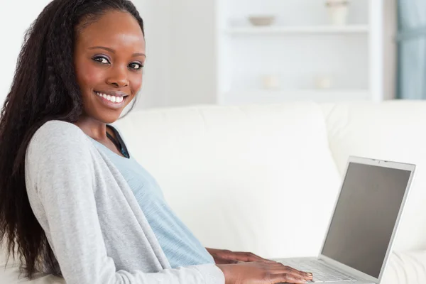 Primo piano della donna sorridente che naviga in internet — Foto Stock