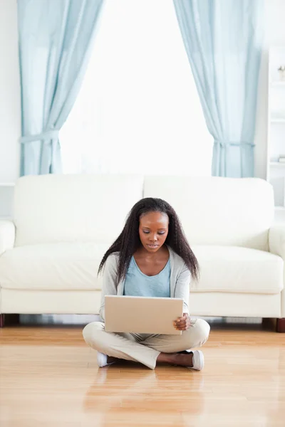 Nő ül a padlóra vele laptop — Stock Fotó