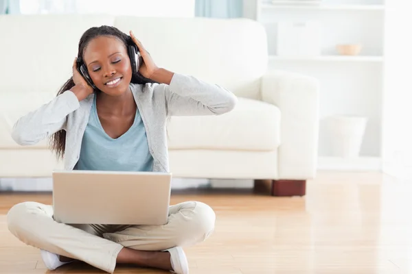 Woman on the floor listening to music — Stock Photo, Image