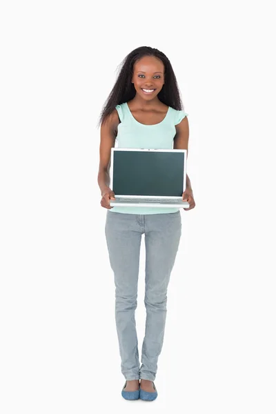 Donna che mostra ciò che è sul suo computer portatile su sfondo bianco — Foto Stock