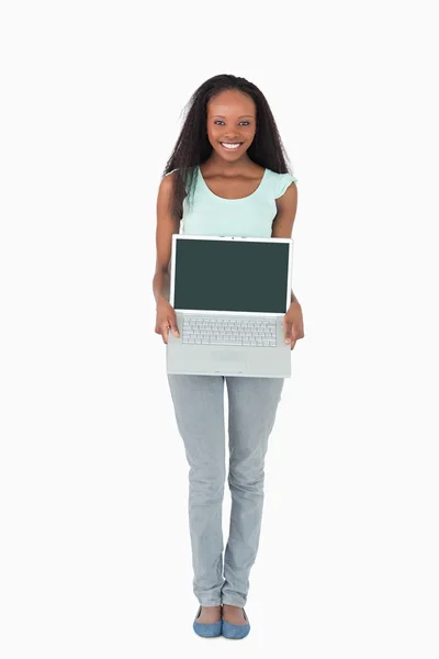 Mulher apresentando seu laptop no fundo branco — Fotografia de Stock