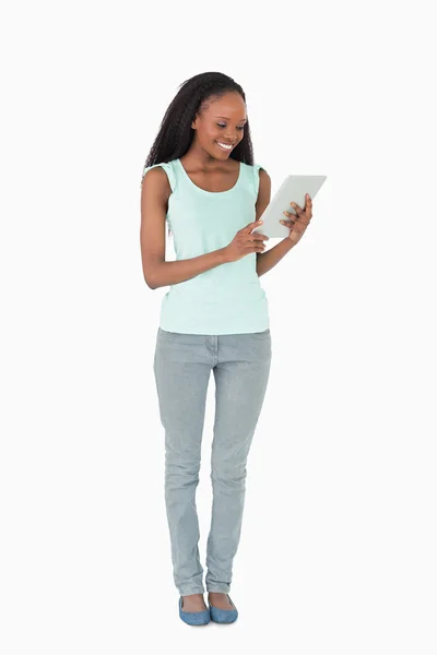 Donna che utilizza tablet su sfondo bianco — Foto Stock