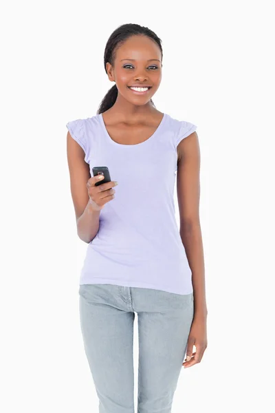 Bliska kobiety pisanie SMS na białym tle — Zdjęcie stockowe