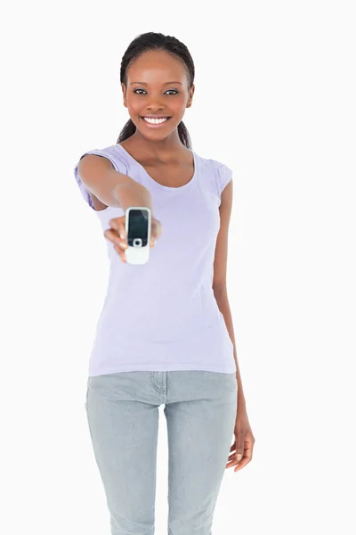 Close up de mulher apresentando seu telefone no fundo branco — Fotografia de Stock