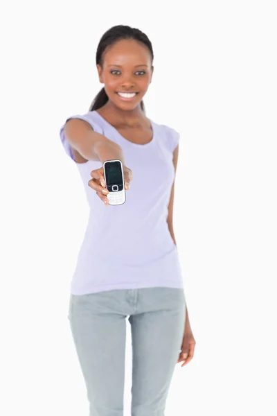 Primo piano del telefono presentato da donna su sfondo bianco — Foto Stock