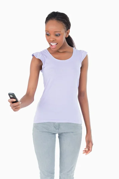 Närbild av kvinna förvånad av textmeddelande på vita backg — Stockfoto