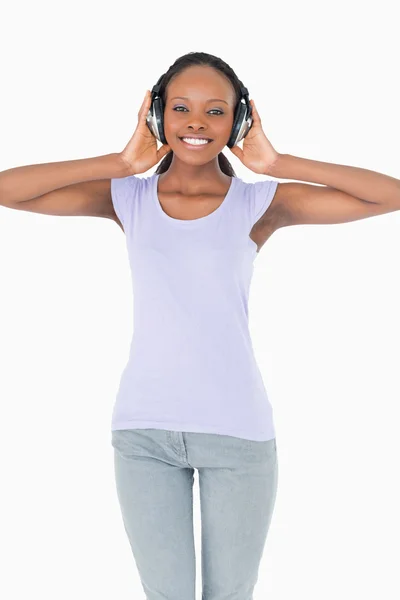 Close up de mulher desfrutando de música no fundo branco — Fotografia de Stock