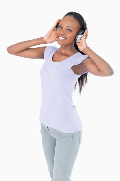 Close up de mulher com fones de ouvido no fundo branco — Fotografia de Stock