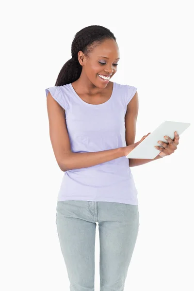 Primo piano della donna utilizzando tablet su sfondo bianco — Foto Stock