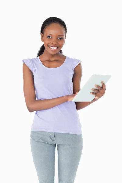 Primo piano della donna che utilizza il tablet su sfondo bianco — Foto Stock