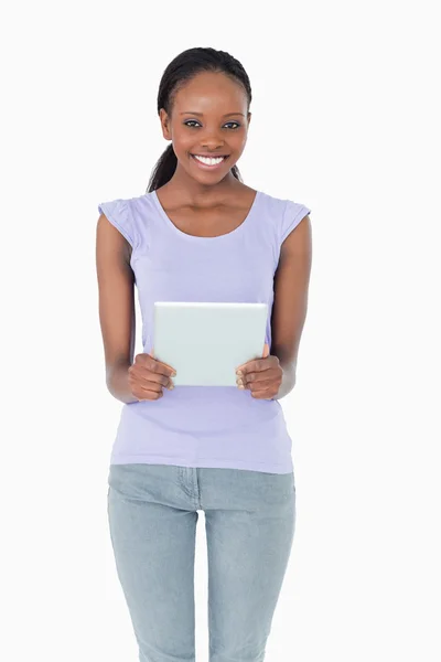 Primo piano della donna che tiene tablet su sfondo bianco — Foto Stock