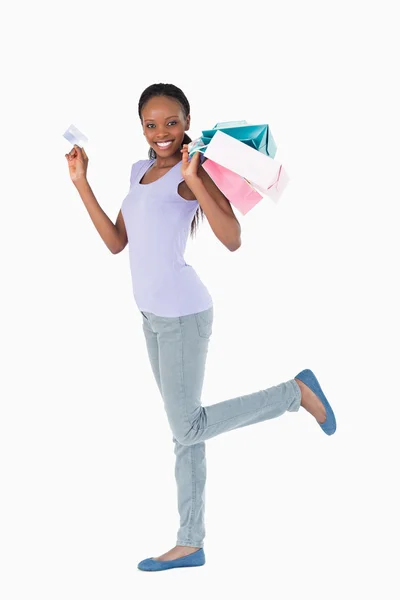 Kobieta z zakupów i karty kredytowej na białym tle — Zdjęcie stockowe
