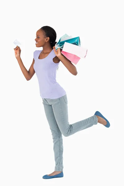 Femme avec carte de crédit et shopping sur fond blanc — Photo