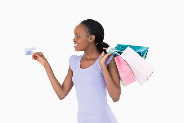 Mujer con su tarjeta de crédito y compras sobre fondo blanco — Foto de Stock