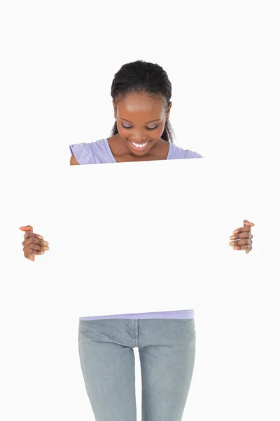 Närbild på kvinna som tittar på platshållare i händerna på vita b — Stockfoto