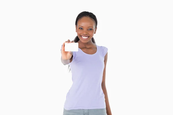 Mulher sorridente apresentando cartão de visita em fundo branco — Fotografia de Stock