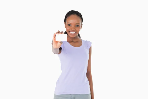 Mulher apresentando cartão de visita em fundo branco — Fotografia de Stock