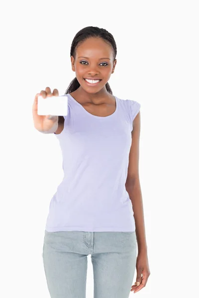 흰색 배경에서 그녀의 비즈니스 카드를 제시 하는 여자 — 스톡 사진