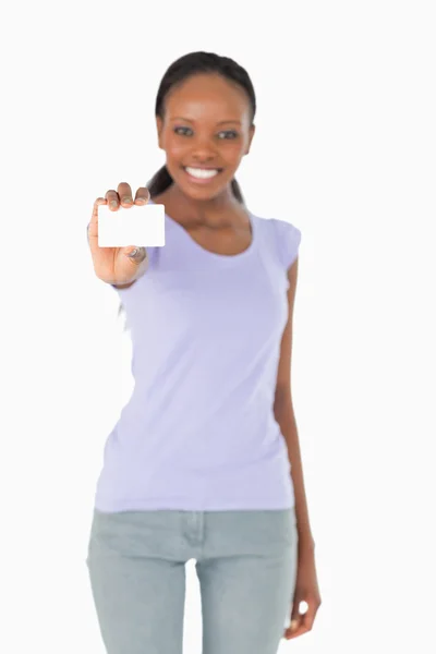 Wizytówka jest przedstawiony przez kobieta na białym tle — Zdjęcie stockowe