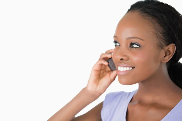 Закрытие женщины, говорящей по телефону на белом фоне — стоковое фото