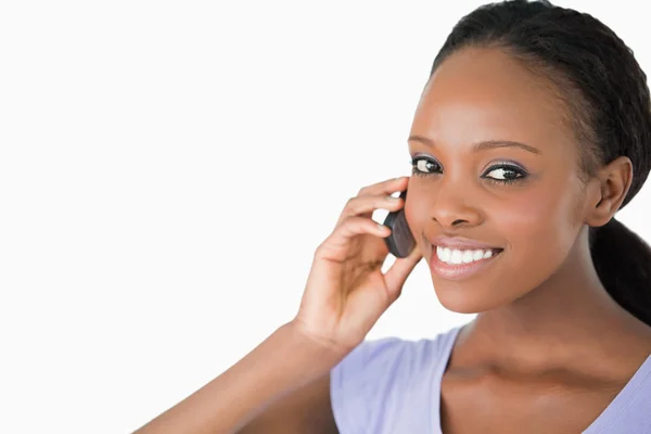 Close up van de vrouw op de telefoon tegen een witte achtergrond — Stockfoto