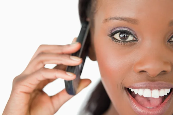 Close up de mulher surpreso no telefone no fundo branco — Fotografia de Stock