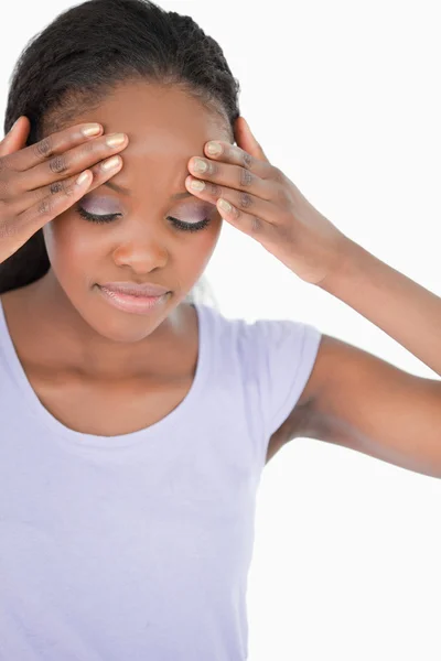 Крупним планом жінка відчуває головний біль на білому тлі — стокове фото