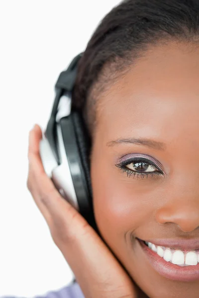 Nahaufnahme einer jungen Frau mit Kopfhörern auf weißem Hintergrund — Stockfoto