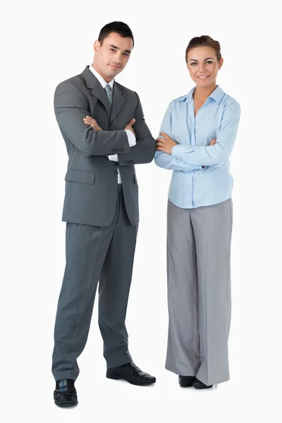 Affärspartner med armarna vikta mot vit bakgrund — Stockfoto