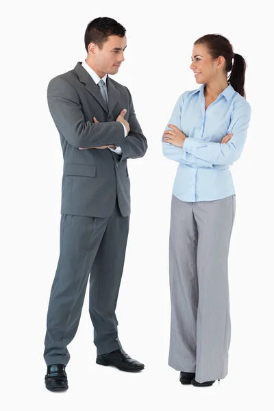 Business partner tittar på varandra mot en vit bak — Stockfoto