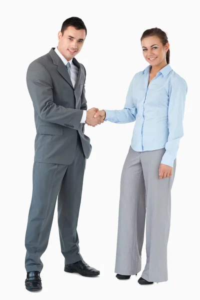 Geschäftspartner grüßen sich vor weißem Hintergrund — Stockfoto