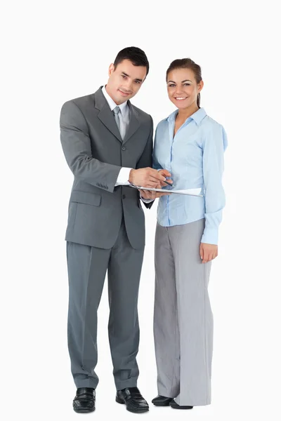 Geschäftspartner mit Klemmbrett vor weißem Hintergrund — Stockfoto
