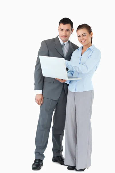 Affärspartner med laptop mot vit bakgrund — Stockfoto