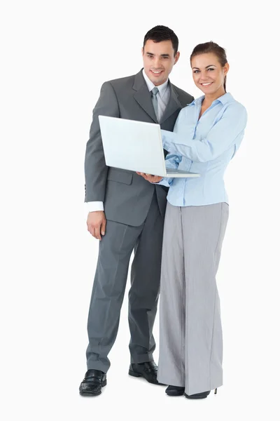Partenaire d'affaires avec ordinateur portable sur fond blanc — Photo