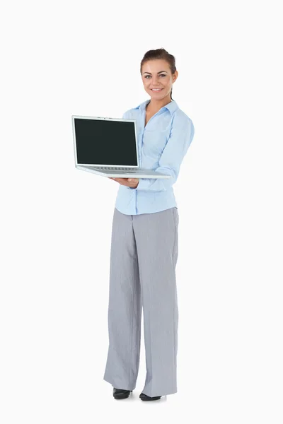 Empresária com laptop contra um fundo branco — Fotografia de Stock