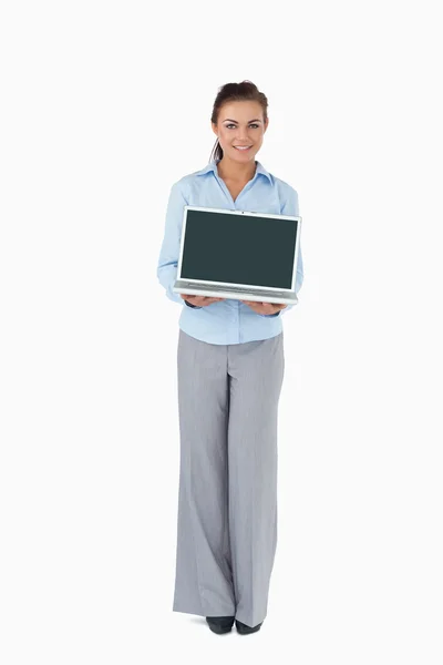Empresária apresentando laptop contra um fundo branco — Fotografia de Stock
