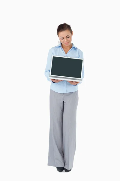 Femme d'affaires montrant ordinateur portable sur un fond blanc — Photo