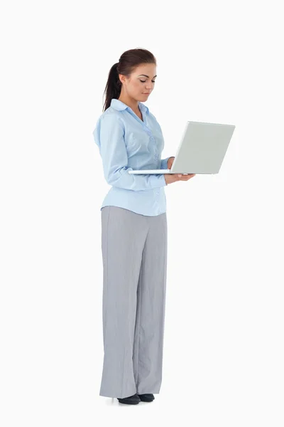在白色背景上的笔记本电脑上工作的专业女子 — 图库照片