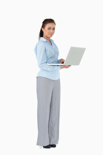 Donna d'affari con il suo computer portatile su uno sfondo bianco — Foto Stock