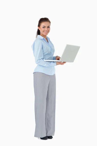 Empresária sorridente com seu laptop contra um fundo branco — Fotografia de Stock