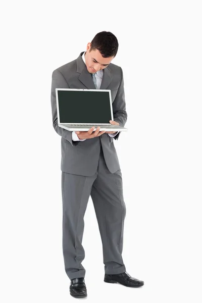 Geschäftsmann zeigt, was auf seinem Bildschirm vor weißem Hintergrund läuft — Stockfoto