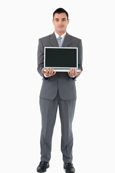 Selbstbewusster Geschäftsmann präsentiert sein Notizbuch vor weißem Hintergrund — Stockfoto