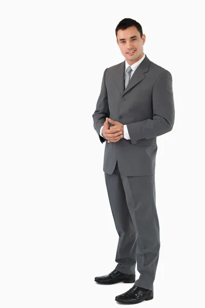 白い背景に対して折り畳まれた手で若いビジネスマン — ストック写真