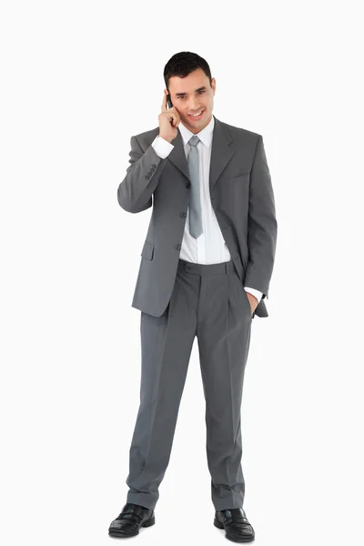 Geschäftsmann am Telefon vor weißem Hintergrund — Stockfoto
