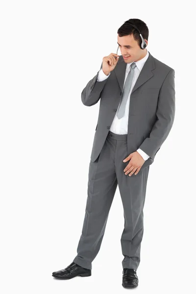 Geschäftsmann mit Headset vor weißem Hintergrund — Stockfoto