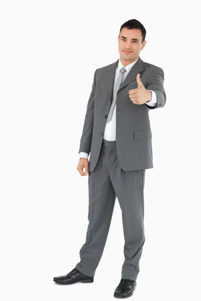 Молодой бизнесмен поднимает большой палец — стоковое фото