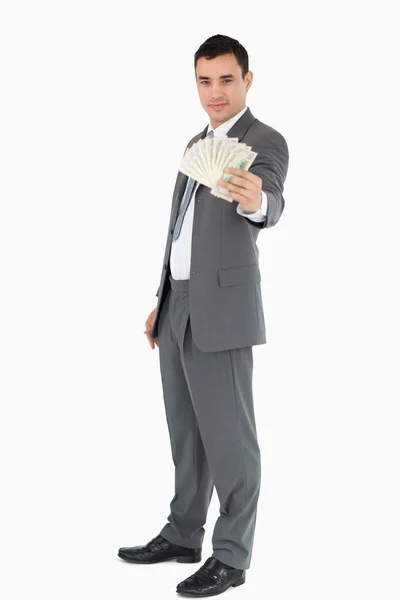 Бизнесмен представляет банкноты — стоковое фото