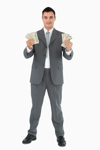 Успешный бизнесмен представляет банкноты — стоковое фото
