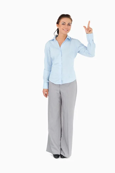 Mujer de negocios sonriente señalando hacia arriba — Foto de Stock